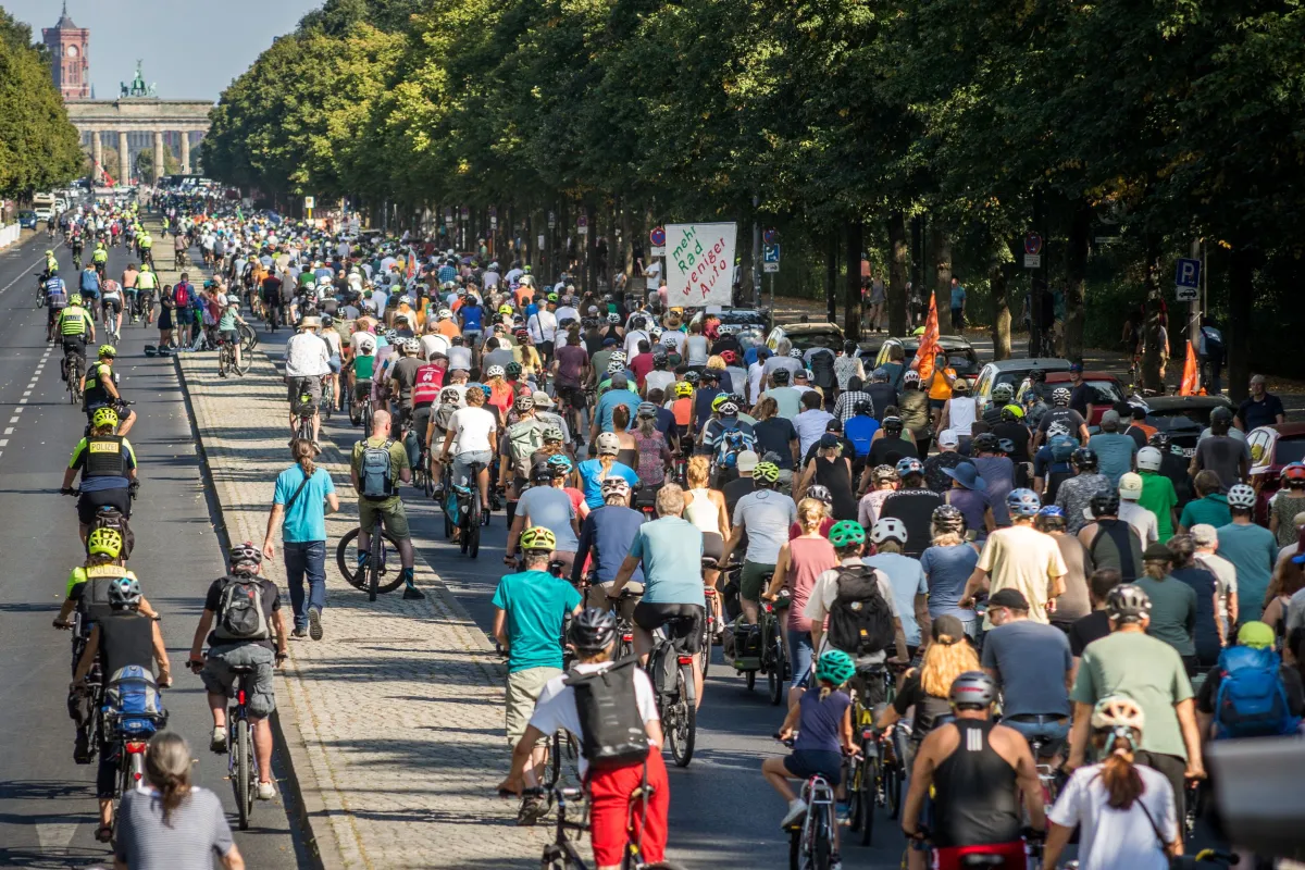 Viele Menschen fahren Rad auf der Straße